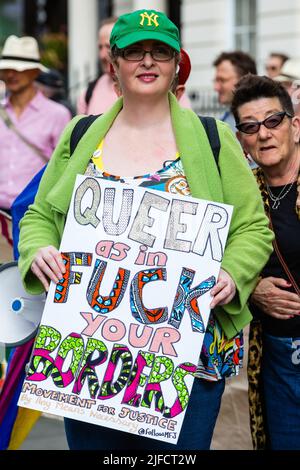 London, Großbritannien. 1.. Juli 2022. Karen Doyle von Movement for Justice schließt sich Veteranen der Gay Liberation Front (GLF), darunter Peter Tatchell, an, um den 50.. Jahrestag des ersten britischen Pride march 1972 zu begehen und ihre Schritte vom Charing Cross zum Hyde Park zurückzuverfolgen. Der gedenkmarsch soll die Wurzeln von Pride als Protest und als Feier der LGBT+-Rechte zurückerobern, im Gegensatz zur Entpolitisierung und Kommerzialisierung von Pride in London, und zur Befreiung von LGBT+ sowohl in Großbritannien als auch weltweit aufrufen. Kredit: Mark Kerrison/Alamy Live Nachrichten Stockfoto
