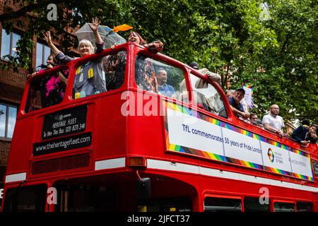 London, Großbritannien. 1.. Juli 2022. Veteranen der Gay Liberation Front (GLF), darunter Peter Tatchell, begehen den 50.. Jahrestag des ersten britischen Pride march 1972, indem sie ihre Schritte von Charing Cross zum Hyde Park zurückverfolgen. Der gedenkmarsch soll die Wurzeln von Pride als Protest und als Feier der LGBT+-Rechte zurückerobern, im Gegensatz zur Entpolitisierung und Kommerzialisierung von Pride in London, und zur Befreiung von LGBT+ sowohl in Großbritannien als auch weltweit aufrufen. Kredit: Mark Kerrison/Alamy Live Nachrichten Stockfoto