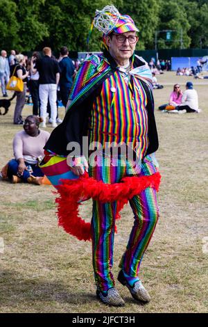 London, Großbritannien. 1.. Juli 2022. Veteranen der Gay Liberation Front (GLF), darunter Peter Tatchell, begehen den 50.. Jahrestag des ersten britischen Pride march 1972, indem sie ihre Schritte von Charing Cross zum Hyde Park zurückverfolgen. Der gedenkmarsch soll die Wurzeln von Pride als Protest und als Feier der LGBT+-Rechte zurückerobern, im Gegensatz zur Entpolitisierung und Kommerzialisierung von Pride in London, und zur Befreiung von LGBT+ sowohl in Großbritannien als auch weltweit aufrufen. Kredit: Mark Kerrison/Alamy Live Nachrichten Stockfoto