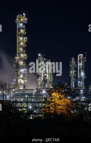 Nächtliche Silhouette der Ölraffinerie Schwedt, die Brennstoff aus russischer Ölrohrdruschba produziert Stockfoto