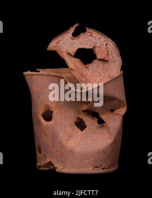 Rostige Dose mit Einschusslöchern Stockfoto