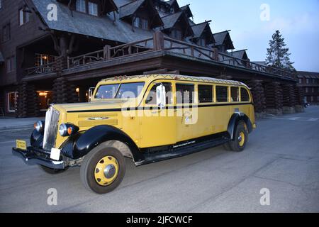 Yellowstone-Nationalpark. USA. 5/21-26/2022. Vintage 1936 White Touring Car (Jammer-Spitzname); Modell 706, 12 Sitze. Yellowstone Park #413. Stockfoto