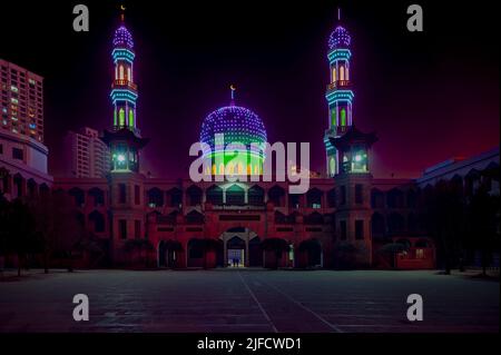 Nachtansicht der Großen Dongguan-Moschee von Xining, Qinghai, bevor die chinesische Regierung alle Minarette und Kuppel entfernte Stockfoto