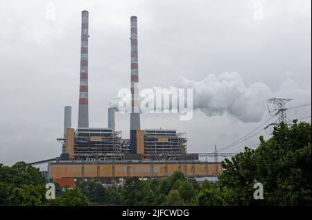 Am Sonntag, den 1. August 2021, in Cumberland City, Stewart County, TN, USA, wird Rauch aus einer von zwei elektrischen Stromerzeugungsanlagen in der pulverisierten Kohlekraftanlage der Tennessee Valley Authority erzeugt. Das 1968 in Betrieb genommene und 1973 in Betrieb genommene Fossilienwerk Cumberland ist das leistungsstärkste Kraftwerk im Bundesstaat Tennessee und das größte Kohlekraftwerk im gesamten TVA-System. (APEX MediaWire Foto von Billy Suratt) Stockfoto