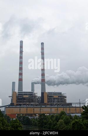 Am Sonntag, den 1. August 2021, in Cumberland City, Stewart County, TN, USA, wird Rauch aus einer von zwei elektrischen Stromerzeugungsanlagen in der pulverisierten Kohlekraftanlage der Tennessee Valley Authority erzeugt. Das 1968 in Betrieb genommene und 1973 in Betrieb genommene Fossilienwerk Cumberland ist das leistungsstärkste Kraftwerk im Bundesstaat Tennessee und das größte Kohlekraftwerk im gesamten TVA-System. (APEX MediaWire Foto von Billy Suratt) Stockfoto