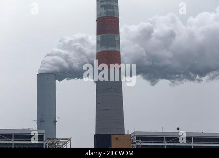 Am Sonntag, den 1. August 2021, in Cumberland City, Stewart County, TN, USA, wird Rauch aus einer von zwei elektrischen Stromerzeugungsanlagen in der pulverisierten Kohlekraftanlage der Tennessee Valley Authority erzeugt. Das 1968 in Betrieb genommene und 1973 in Betrieb genommene Fossilienwerk Cumberland ist das leistungsstärkste Kraftwerk im Bundesstaat Tennessee und das größte Kohlekraftwerk im gesamten TVA-System. (APEX MediaWire Foto von Billy Suratt) Stockfoto