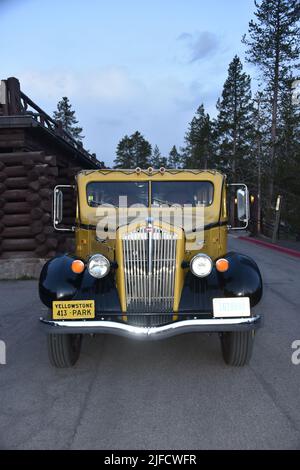 Yellowstone-Nationalpark. USA. 5/21-26/2022. Vintage 1936 White Touring Car (Jammer-Spitzname); Modell 706, 12 Sitze. Yellowstone Park #413. Stockfoto