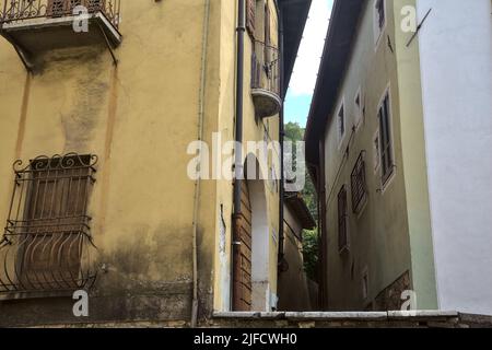 Gasse zwischen hohen Gebäuden von unten gesehen Stockfoto