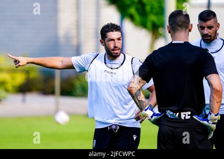 WENUM-WIESEL, NIEDERLANDE - 30. JUNI: Torwarttrainer Jose Moreira von PAOK Saloniki während einer Trainingssitzung von PAOK Saloniki im Sportpark Wiesel am 30. Juni 2022 in Wenum-Wiesel, Niederlande (Foto: Rene Nijhuis/Orange Picches) Stockfoto