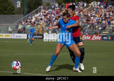 Castel Di Sangro, Italien. 01.. Juli 2022. Cristiana Girelli aus Italien, Ivana Andres Sanz aus Spanien, im Einsatz beim Freundschaftsspiel der Women's International zwischen Italien und Spanien im Teofilo Patini Stadium am 01. Juli 2022 in Castel di Sangro, Italien. © Foto: Cinzia Camela. Kredit: Unabhängige Fotoagentur/Alamy Live Nachrichten Stockfoto