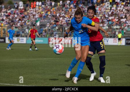 Castel Di Sangro, Italien. 01.. Juli 2022. Cristiana Girelli aus Italien, Ivana Andres Sanz aus Spanien, im Einsatz beim Freundschaftsspiel der Women's International zwischen Italien und Spanien im Teofilo Patini Stadium am 01. Juli 2022 in Castel di Sangro, Italien. © Foto: Cinzia Camela. Kredit: Unabhängige Fotoagentur/Alamy Live Nachrichten Stockfoto