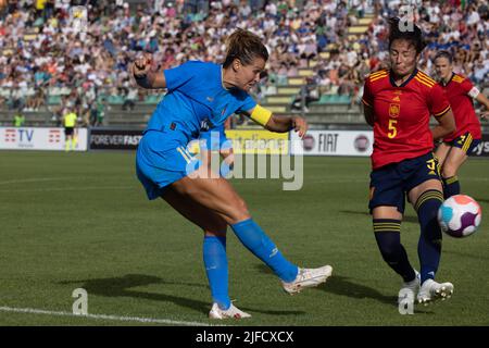 Castel Di Sangro, Italien. 01.. Juli 2022. Cristiana Girelli aus Italien, Ivana Andres Sanz aus Spanien, im Einsatz beim Freundschaftsspiel der Women's International zwischen Italien und Spanien im Teofilo Patini Stadium am 01. Juli 2022 in Castel di Sangro, Italien. © Foto: Cinzia Camela. Kredit: Unabhängige Fotoagentur/Alamy Live Nachrichten Stockfoto