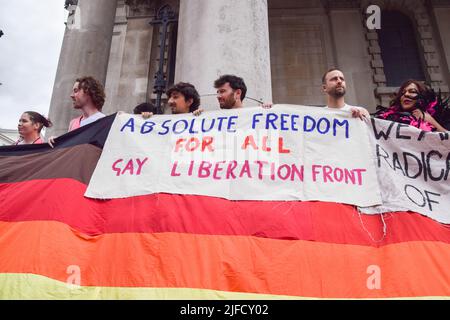 London, Großbritannien. 01.. Juli 2022. Während der Kundgebung vor St. Martin-in-the-Fields auf dem Trafalgar Square halten die Demonstranten ein Transparent mit der Aufschrift „Absolute Freiheit für alle – Gay Liberation Front“. Hunderte von Menschen marschierten zum 50.. Jahrestag der ersten Pride durch das Zentrum Londons, vor dem London Pride 2022, der am 2.. Juli stattfindet. Kredit: SOPA Images Limited/Alamy Live Nachrichten Stockfoto