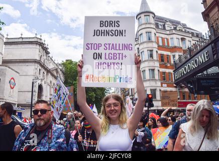 London, Großbritannien. 01.. Juli 2022. Ein Protestler hält während des marsches in der Charing Cross Road ein Plakat mit der Aufschrift „Boris Johnson, stoppt die Blockierung der LGBTI-Rechte“. Hunderte von Menschen marschierten zum 50.. Jahrestag der ersten Pride durch das Zentrum Londons, vor dem London Pride 2022, der am 2.. Juli stattfindet. Kredit: SOPA Images Limited/Alamy Live Nachrichten Stockfoto