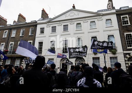 London, Großbritannien. 01.. Juli 2022. Flaggen mit der Aufschrift „Hong Kong Independence“, die während der Kundgebung vor dem Hongkonger Wirtschafts- und Handelsbüro in London wehten. Hunderte von Hongkongern, die in London wohnen, versammelten sich am 25.. Jahrestag der Übergabe Hongkongs, um gegen das autoritäre Regime der chinesischen Gemeinschaftspartei zu protestieren. Kredit: SOPA Images Limited/Alamy Live Nachrichten Stockfoto