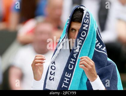 London, Großbritannien. 1.. Juli 2022. Novak Djokovic reagiert beim dritten Match der Männer zwischen Novak Djokovic aus Serbien und Miomir Kecmanovic aus Serbien auf der Wimbledon Tennis Championship in London, Großbritannien, am 1. Juli 2022. Kredit: Li Ying/Xinhua/Alamy Live Nachrichten Stockfoto