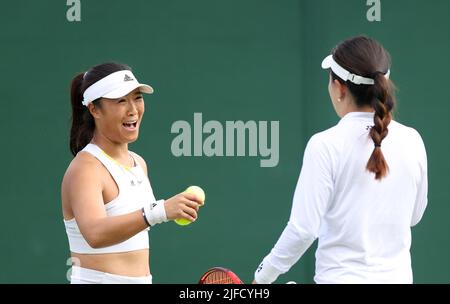 London, Großbritannien. 1.. Juli 2022. Han Xinyun (L)/Zhu Lin aus China kommunizieren am 1. Juli 2022 während des Doppelmatches der Frauen gegen Asien Muhammad aus den Vereinigten Staaten/Ena Shibahara aus Japan bei der Wimbledon Tennis Championship in London, Großbritannien. Kredit: Li Ying/Xinhua/Alamy Live Nachrichten Stockfoto