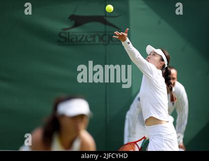 London, Großbritannien. 1.. Juli 2022. Han Xinyun/Zhu Lin (R) aus China treten am 1. Juli 2022 im Doppelspiel der Frauen gegen Asien Muhammad aus den Vereinigten Staaten/Ena Shibahara aus Japan bei der Wimbledon Tennis Championship in London, Großbritannien, an. Kredit: Li Ying/Xinhua/Alamy Live Nachrichten Stockfoto