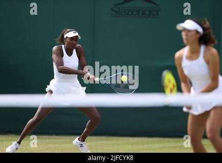 London, Großbritannien. 1.. Juli 2022. Asien Muhammad (L) aus den Vereinigten Staaten/Ena Shibahara aus Japan treten am 1. Juli 2022 beim Doppelspiel der Frauen gegen Han Xinyun/Zhu Lin aus China bei der Wimbledon Tennis Championship in London, Großbritannien, an. Kredit: Li Ying/Xinhua/Alamy Live Nachrichten Stockfoto