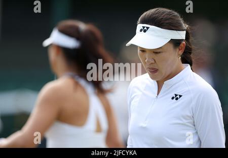 London, Großbritannien. 1.. Juli 2022. Han Xinyun/Zhu Lin (R) aus China reagieren am 1. Juli 2022 während des Doppelmatches der Frauen gegen Asien Muhammad aus den Vereinigten Staaten/Ena Shibahara aus Japan bei der Wimbledon Tennis Championship in London, Großbritannien. Kredit: Li Ying/Xinhua/Alamy Live Nachrichten Stockfoto