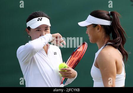 London, Großbritannien. 1.. Juli 2022. Han Xinyun (R)/Zhu Lin aus China kommunizieren am 1. Juli 2022 während des Doppelmatches der Frauen gegen Asien Muhammad aus den Vereinigten Staaten/Ena Shibahara aus Japan bei der Wimbledon Tennis Championship in London, Großbritannien. Kredit: Li Ying/Xinhua/Alamy Live Nachrichten Stockfoto