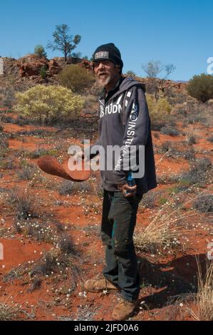 Aborigine-Guide demonstriert Techniken zur Nahrungsbeschaffung auf Cave Hill, Zentralaustralien Stockfoto