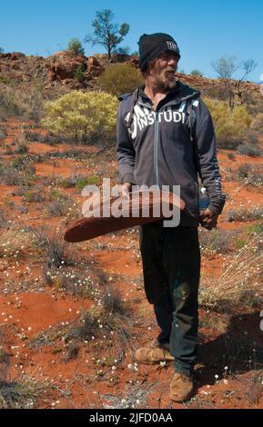 Aborigine-Guide demonstriert Techniken zur Nahrungsbeschaffung auf Cave Hill, Zentralaustralien Stockfoto