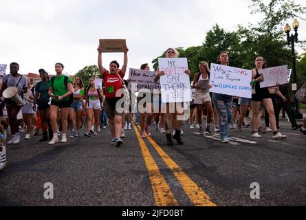 WASHINGTON, DISTRICT OF COLUMBIA - 26. JUNI: Abtreibungsrechtler marschieren zwei Tage nach dem Schlag einer konservativen Mehrheit gegen Roe gegen Wade am 26. Juni 2022 in Washington, District of Columbia, vom Obersten Gerichtshof der Vereinigten Staaten ins Weiße Haus. Mit der Entscheidung des Gerichtshofs in Dobbs / Jackson Women's Health wird der bahnbrechende 50-jährige Fall Roe / Wade umgestürelt und das Bundesrecht auf Abtreibung gelöscht. Stockfoto