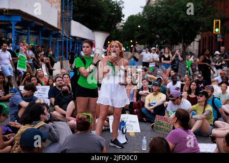 WASHINGTON, DISTRICT OF COLUMBIA - 26. JUNI: Abtreibungsrechtler schlossen zwei Tage nach dem Schlag einer konservativen Mehrheit gegen Roe Wade am 26. Juni 2022 in Washington, District of Columbia, eine Straße in der Nähe des Weißen Hauses. Mit der Entscheidung des Gerichtshofs in Dobbs / Jackson Women's Health wird der bahnbrechende 50-jährige Fall Roe / Wade umgestürelt und das Bundesrecht auf Abtreibung gelöscht. Stockfoto