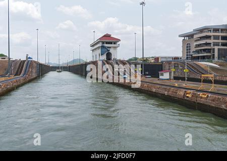 Panamakanal, Panama, Miraflores Lock, eine von drei Schleusen, die den Kanal bilden, wird an einem sonnigen Tag gezeigt. Stockfoto