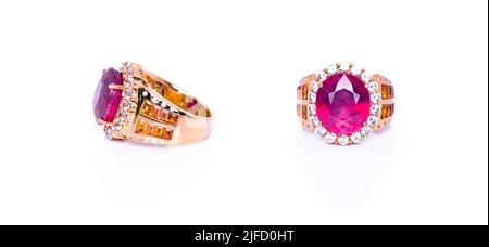 Burma Ruby mit orangefarbenen Saphiren und weißem Quarzring auf weißem Hintergrund mit Reflektion. Kollektion von natürlichen Edelsteinen Accessoires. Studioaufnahme Stockfoto