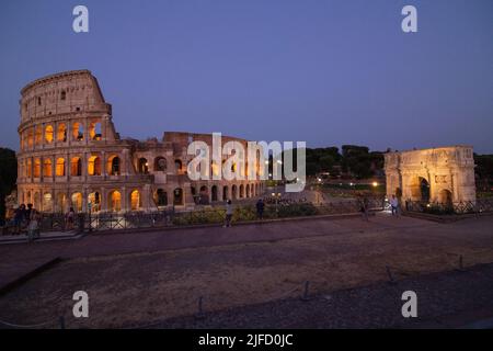 Rom, Italien. 01.. Juli 2022. Blick auf das Kolosseum und den Konstantinsbogen in Rom (Foto: Matteo Nardone/Pacific Press) Quelle: Pacific Press Media Production Corp./Alamy Live News Stockfoto