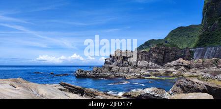 Nanya Strange Rocks, New Taipei City - Jul 27, 2022 : seltsame Felsen und Felsen, die sich hunderte von Metern erstrecken, können als Bambusschießfelsen, Eis, genannt werden Stockfoto