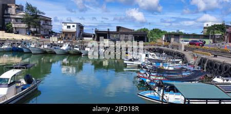 Gongliao Fischerhafen, New Taipei City - Jul 27, 2022 : das Hotel liegt im Bezirk Gongliao und Miri Longdong Bay, umgeben von Bergen auf drei Seiten und Stockfoto