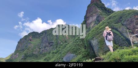 Nanya Strange Rocks, New Taipei City - Jul 27, 2022 : seltsame Felsen und Felsen, die sich hunderte von Metern erstrecken, können als Bambusschießfelsen, Eis, genannt werden Stockfoto