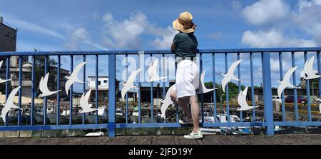 Gongliao Fischerhafen, New Taipei City - Jul 27, 2022 : das Hotel liegt im Bezirk Gongliao und Miri Longdong Bay, umgeben von Bergen auf drei Seiten und Stockfoto