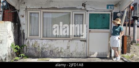 Gongliao Fischerhafen, New Taipei City - Jul 27, 2022 : das Hotel liegt im Bezirk Gongliao und Miri Longdong Bay, umgeben von Bergen auf drei Seiten und Stockfoto