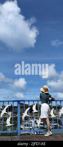 Gongliao Fischerhafen, New Taipei City - Jul 27, 2022 : das Hotel liegt im Bezirk Gongliao und Miri Longdong Bay, umgeben von Bergen auf drei Seiten und Stockfoto