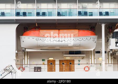 Seattle - 30. Juni 2022; 150-Personen-orangefarbenes und weißes Rettungsboot, das auf dem norwegischen Sun-Kreuzschiff gelagert ist Stockfoto