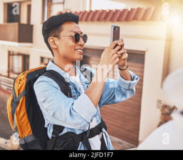 Abenteuer erwartet Aufnahme eines jungen Mannes, der während einer Wanderung Selfies macht. Stockfoto