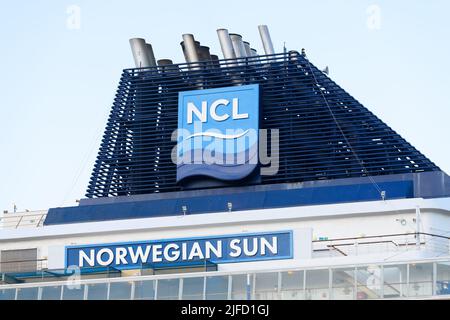 Seattle - 30. Juni 2022; Namensschild und Abzeichen für das NCL-Kreuzschiff Norwegian Sun Stockfoto