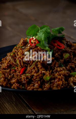 Frischer Reis mit Gemüse in einer braunen Sauce Stockfoto