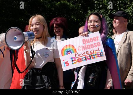 London, Großbritannien, 1.. Juli 2022. Veteranen des ersten Pride march in Großbritannien und andere LGBT+-Aktivisten feierten den 50.. Jahrestag der Veranstaltung, indem sie die ursprüngliche Route aus dem Jahr 1972 einmarschierten. Als Protest gegen Diskriminierung und Kampf für Gleichberechtigung haben die Demonstranten Pride zu seinen Wurzeln der Gay Liberation Front (GLF) zurückgeführt. Kredit: Elfte Stunde Fotografie/Alamy Live Nachrichten Stockfoto