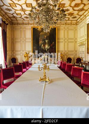 Das historische Warwick Castle's State Dining Room aus dem 18.. Jahrhundert mit einem Porträt von König Charles I. von Sir Anthony van Dyck. Stockfoto