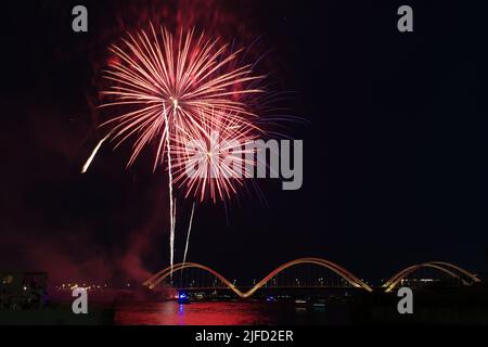 Im Rahmen der Feierlichkeiten am Wochenende des 4.. Juli in Washington, DC, am 1. Juli 2022, wird der Himmel über dem Anacostia River durch ein Feuerwerk erleuchtet. Stockfoto