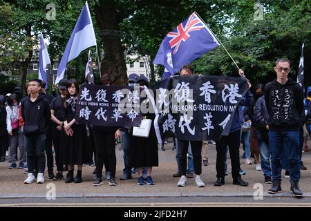 London, Großbritannien, 1.. Juli 2022. Prodemokratische Aktivisten aus Hongkong hielten am 25.. Jahrestag der britischen Übergabe an China eine Kundgebung vor dem Hongkong Trade & Economic Office ab, bei der vereinbart wurde, dass das Territorium nach dem Prinzip „ein Land, zwei Systeme“ für 50 Jahre nach 1997 bürgerliche Freiheiten behalten würde. Die wachsende Besorgnis über die Niederschlagung von Protesten, die Schließung mehrerer Nachrichtenagenturen und die Einführung des nationalen Sicherheitsgesetzes hat zu der Kritik einiger westlicher Nationen an der Einmischung durch die Pekinger Behörden geführt. Kredit: Elfte Stunde Fotografie/Alamy Live Nachrichten Stockfoto