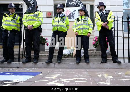 London, Großbritannien, 1.. Juli 2022. Prodemokratische Aktivisten aus Hongkong hielten am 25.. Jahrestag der britischen Übergabe an China eine Kundgebung vor dem Hongkong Trade & Economic Office ab, bei der vereinbart wurde, dass das Territorium nach dem Prinzip „ein Land, zwei Systeme“ für 50 Jahre nach 1997 bürgerliche Freiheiten behalten würde. Die wachsende Besorgnis über die Niederschlagung von Protesten, die Schließung mehrerer Nachrichtenagenturen und die Einführung des nationalen Sicherheitsgesetzes hat zu der Kritik einiger westlicher Nationen an der Einmischung durch die Pekinger Behörden geführt. Kredit: Elfte Stunde Fotografie/Alamy Live Nachrichten Stockfoto