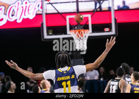 Der #11 von Edmonton, Marlon Johnson Jr, lobt einen 3-Zeiger von weit außerhalb des Halbkreises während der Edmonton Stingers-Niederlage der Newfoundland Growlers in Canadian Elite Basketball Action mit einem historischen Sieg. Edmonton Stingers 120-69 Fraser Valley Bandits Lage: Edmonton Expo Centre, Edmonton ab, Kanada - 30. Juni 2022 Stockfoto