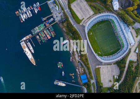 Luxuriöse Yacht, die am Kaufmannsdock vor dem Chinquihue-Stadion in der Stadt Puerto Montt festgemacht ist Stockfoto