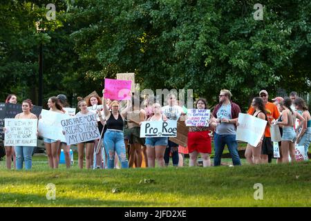 Danville, USA. 01.. Juli 2022. Abtreibungsrechte Demonstranten halten während einer Kundgebung am 1. Juli 2022 im Memorial Park in Danville, Pennsylvania, Schilder ab. Die Kundgebung findet eine Woche nach einer Stellungnahme des Obersten Gerichtshofs der USA in der Dobbs v. Jackson Womens Health Organization statt, in der Roe v. Wade und das Recht auf Abtreibungszugang abgelehnt wurden. (Foto von Paul Weaver/Sipa USA) Quelle: SIPA USA/Alamy Live News Stockfoto